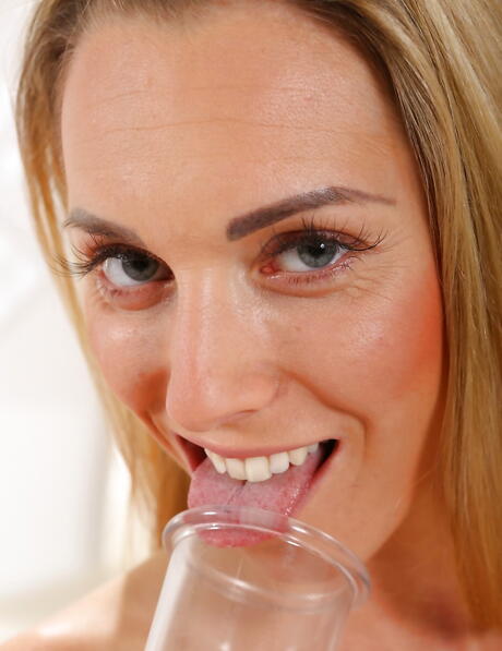 Sexy blond babe Foxies reveals her ass in sexy shorts and playing with dildo 