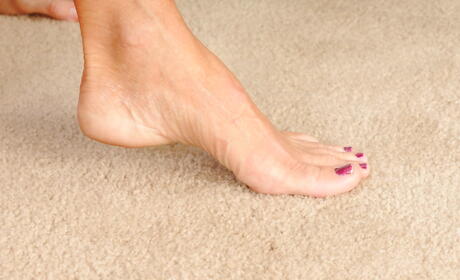 Curious blond mature Casey Ivy show some foot fetish 